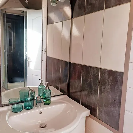 Apartment 4 Minutes From Sainte-mere-eglise - Independent On First Floor Of Big House With Garden And Heated Pool Opened If Weather Is Ok *