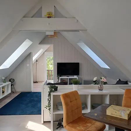 Apartamento 4 Minutes From Sainte-mere-eglise - Independent On First Floor Of Big House With Garden