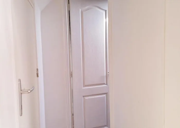 4 Minutes From Sainte-mere-eglise - Independent On First Floor Of Big House With Garden And Heated Pool Opened If Weather Is Ok Apartment Fresville