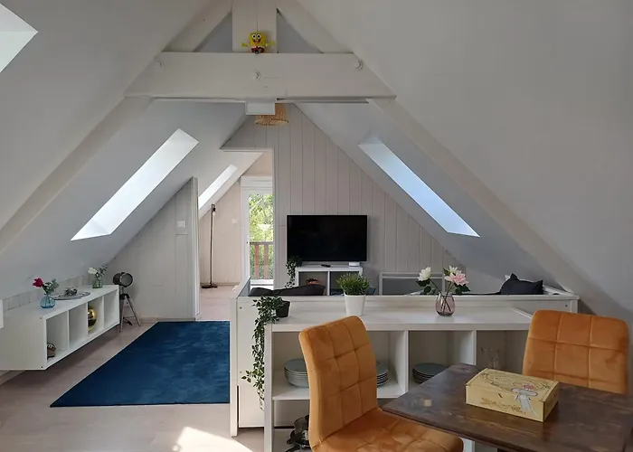 Apartment 4 Minutes From Sainte-mere-eglise - Independent On First Floor Of Big House With Garden And Heated Pool Opened If Weather Is Ok