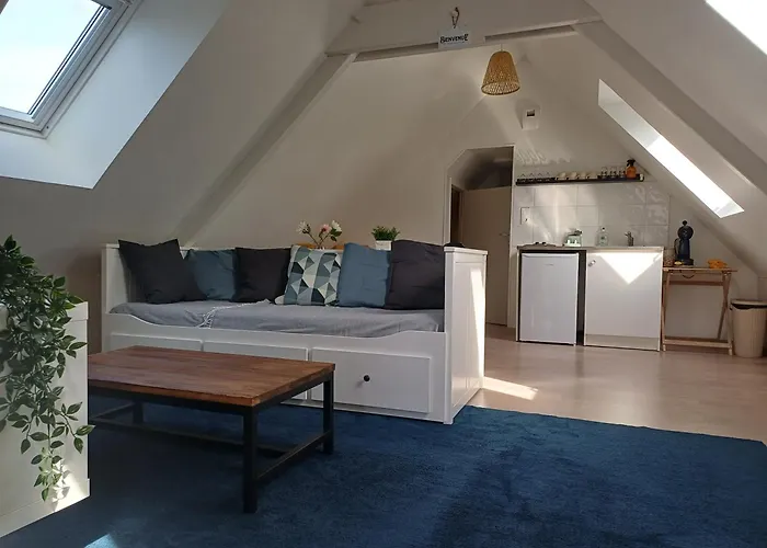 4 Minutes From Sainte-mere-eglise - Independent On First Floor Of Big House With Garden And Heated Pool Opened If Weather Is Ok Lägenhet Fresville