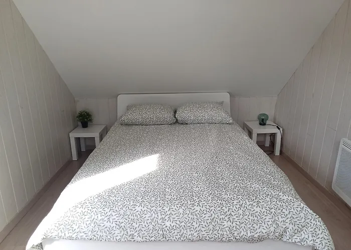 4 Minutes From Sainte-mere-eglise - Independent On First Floor Of Big House With Garden And Heated Pool Opened If Weather Is Ok Fresville